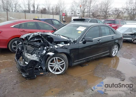 2014 Mercedes-Benz C 250 Luxury/Sport z USA, uszkodzony, nr VIN WDDGF4HBXEA945877